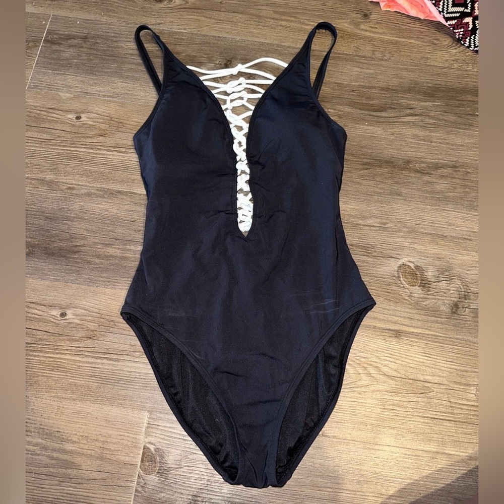 Blue Rod Beattie black and white deep v-neck bathing suit with cutouts size 6